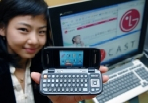LG전자는 미국 최대 CDMA 사업자인 버라이즌 와이어리스(Verizon Wireless)社를 통해 쿼티(QWERTY) 자판을 장착한 프리미엄 멀티미디어 휴대폰 ‘엔비(enV, 모