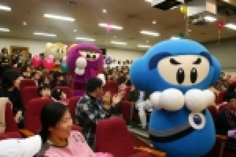 아산병원을 찾은 넥슨 캐릭터들이 아이들과 함께 즉석 사진을 찍고 있는 모습 (2006. 11. 27) 