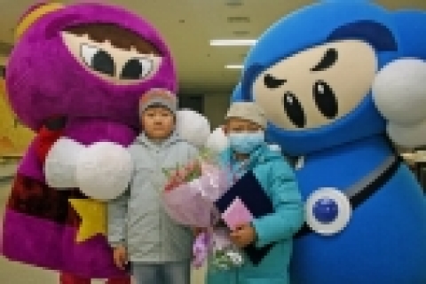 아산병원을 찾은 넥슨 캐릭터들이 아이들과 함께 즉석 사진을 찍고 있는 모습 (2006. 11. 27) 