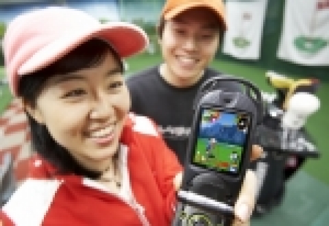 LG텔레콤 가입자가 휴대폰에서 포춘골프 3D를 즐기는 모습