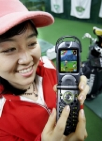 LG텔레콤 가입자가 휴대폰에서 포춘골프 3D를 즐기는 모습