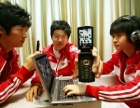 SK텔레콤(사장 金信培, www.sktelecom.com)은 연말까지 MMORPG를 비롯한 신개념 모바일 네트워크 게임을 출시하고, 내년 초에는 PC와 모바일을 연동한 유무선 연동