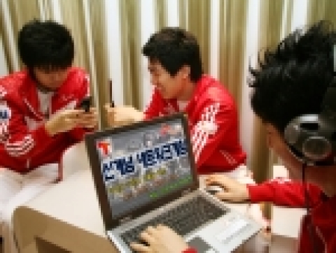 SK텔레콤(사장 金信培, www.sktelecom.com)은 연말까지 MMORPG를 비롯한 신개념 모바일 네트워크 게임을 출시하고, 내년 초에는 PC와 모바일을 연동한 유무선 연동