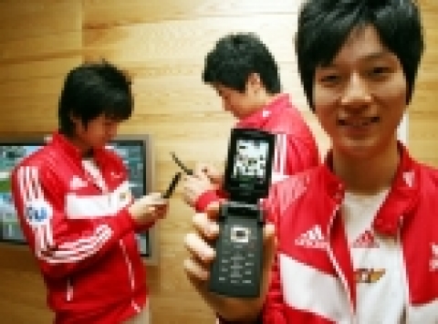 SK텔레콤(사장 金信培, www.sktelecom.com)은 연말까지 MMORPG를 비롯한 신개념 모바일 네트워크 게임을 출시하고, 내년 초에는 PC와 모바일을 연동한 유무선 연동