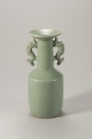 청자어룡식화병靑磁魚龍飾花甁 높이 15.8, 입지름 10, 바닥지름 9.5cm.
이 화병은 용천청자의 백미를 보여주는 수작이다. 단정하고 근엄한 자태를 보여주는 이 화병은 송대 황