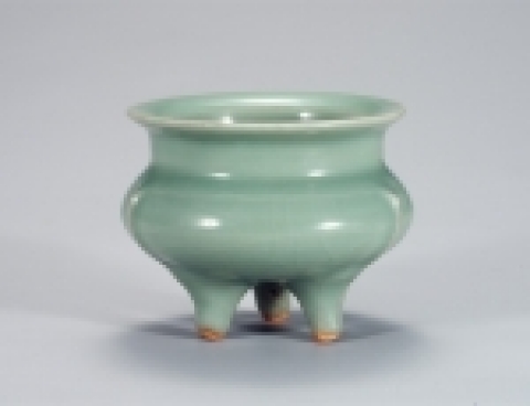 삼족 향로(靑磁三足香爐) 높이 10.3 입지름 12.6.
청동기인 격(隔)의 양식을 본뜬 향로이다. 이것은 남송후기 용천청자의 전형적인 작품으로 유약의 색은 불투명의 상태로 깊은