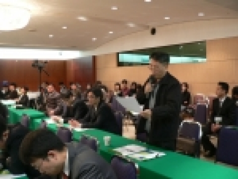 노사공동 재취업지원센터 창립1주년기념 토론회 중 참석자가 질문하는 모습