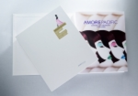 아모레퍼시픽이 1945년 창업 후부터 60년 동안의 광고 활동 이미지를 집대성한 광고 크리에이티브 북 ‘AMOREPACIFIC 60 Years of Creativity’를 출간했다