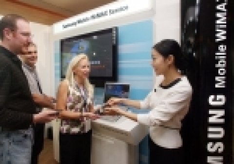 지난 10월 16일~20일 서울 잠실 롯데호텔에서 열린 와이맥스 포럼 서울총회에 외국인 참석자들이 삼성전자 와이브로 시연코너를 둘러보고 있는 모습 