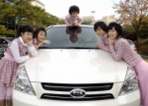 기아자동차는 국내 최초 어린이를 위한 엔터테인먼트 그룹인 혼성 5인조 그룹 '프리즈(FREE's)의 방송 협찬과 공연장 전시 등 공동 마케팅을 실시한다.