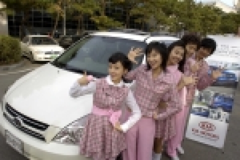 기아자동차는 국내 최초 어린이를 위한 엔터테인먼트 그룹인 혼성 5인조 그룹 '프리즈(FREE's)의 방송 협찬과 공연장 전시 등 공동 마케팅을 실시한다.