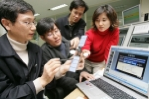 용인위성관제소 직원들이 위성의 자세제어 등에 대해 논의하고 있는 모습