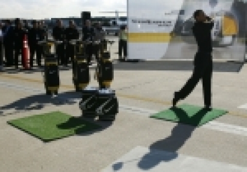 타이거 우즈가 28일(현지시간) LA 센츄리 공항 활주로에서 나이키 골프 사각 드라이버 SQ SUMO²(스모 스퀘어)로 드라이브샷을 날리고 있다