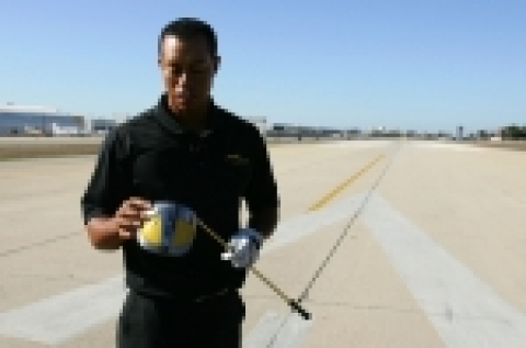 타이거 우즈가 28일(현지시간) LA 센츄리 공항 활주로에서 나이키 골프 사각 드라이버 SQ SUMO²(스모 스퀘어)로 드라이브샷을 날리고 있다