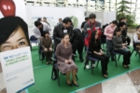 SC제일은행은 ‘한국 시각장애인 연합회’와 함께 ‘웰빙 주간(Wellbeing Week)’을 맞아 29일 본점 로비에서 직원 및 고객들에게 직접 제공하는 지압 체험 행사를 가졌다.