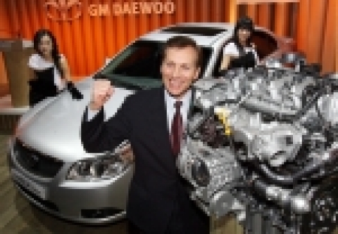 GM DAEWOO는 29일 서울 올림픽공원내 페이퍼테이너 뮤지엄에서 동급 최고 출력의 2000cc급 VCDi 엔진과 첨단 5단 자동변속기를 장착한 토스카 디젤승용차를 출시했다. 이