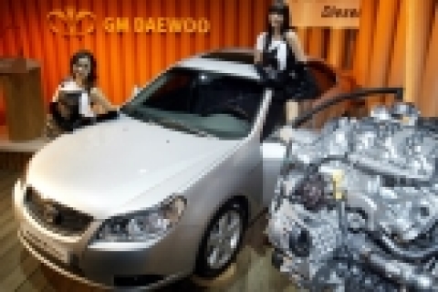 GM DAEWOO는 29일 서울 올림픽공원내 페이퍼테이너 뮤지엄에서 동급 최고 출력의 2000cc급 VCDi 엔진과 첨단 5단 자동변속기를 장착한 토스카 디젤승용차를 출시했다. 토