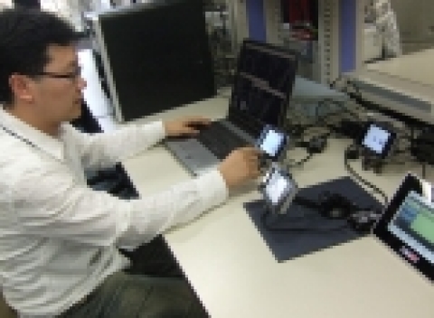 ETRI가 이번 연구개발에 성공한 큐플러스 운영체제 기반, 텔레매틱스 솔루션을 연구원이 시연하고 있다. 