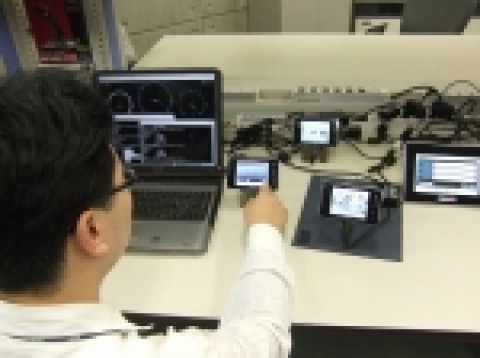 ETRI가 이번 연구개발에 성공한 큐플러스 운영체제 기반, 텔레매틱스 솔루션을 연구원이 시연하고 있다. 