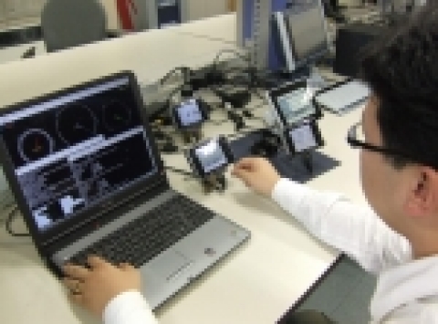 ETRI가 이번 연구개발에 성공한 큐플러스 운영체제 기반, 텔레매틱스 솔루션을 연구원이 시연하고 있다. 