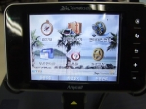 ETRI가 이번 연구개발에 성공한 큐플러스 운영체제 기반, 텔레매틱스 솔루션을 연구원이 시연하고 있다. 