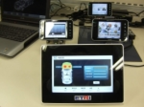 ETRI가 이번 연구개발에 성공한 큐플러스 운영체제 기반, 텔레매틱스 솔루션을 연구원이 시연하고 있다. 