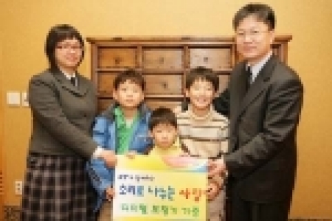 KT는 29일 가정형편이 어려운 청각장애 청소년에게 고객들이 기부한 콜보너스 마일리지로 디지털 보청기를 마련하여 전달하였다.
