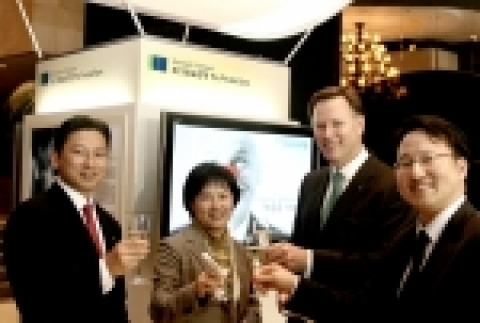 투자세미나에 참석한 고객들과 함께 건배를 하고 있는 크리스 드브런 SC제일은행 개인자산관리본부 부행장(우측 두 번째)