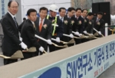삼성SDS는 30일 수원시 매탄동에서 삼성SDS 김인사장((사진 왼쪽 3번째), 삼성네트웍스 박양규사장(왼쪽 2번째), 삼성중공업 서형근부사장(왼쪽 4번째), 삼성전자 허영호전무(왼쪽 1번째) 등 관계자 150여명이 참석한 가운데 &#039;삼성 SW연구소&#039; 기공식을 가졌다.