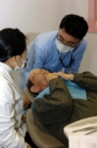 조선대학교 첨단치의공학인력사업단(단장 강동완)은 ‘미래형 첨단실버치과 클리닉’ 개소식을 박광태 시장, 강박원 시의회의장, 안순일 시교육감, 박정렬 치과대학 동창회장, 임승진 치과대