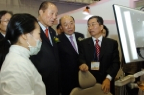 조선대학교 첨단치의공학인력사업단(단장 강동완)은 ‘미래형 첨단실버치과 클리닉’ 개소식을 박광태 시장, 강박원 시의회의장, 안순일 시교육감, 박정렬 치과대학 동창회장, 임승진 치과대