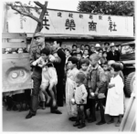 UN32260/Photographer Unknown 1950년 9월 서울. 서울을 수복한 유엔군은 폐허가 된 도시에서 부모 없이 남겨진 전쟁고아들을 찾아 고아원으로 보내기 시작했다. 유엔군이 고아들을 이송하기 위해 차량에 태우고 있다.