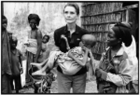 오드리 헵번  1992년 소말리아 바이도아의 유니세프 급식센터를 찾은 오드리 헵번이 영양실조 어린이를 안고 있다.오드리 헵번은 1989년 유니세프친선대사가 되었으며 1993년 사망할 때까지 소말리아, 방글라데시, 에티오피아, 베트남 등 세계 곳곳을 방문해 어린이들을 위로했다.