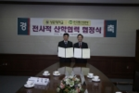 선문대학교(총장 김봉태)와 한국생산성본부(본부장 강기영)이 28일 선문대 총장실에서 협약식을 체결하고 관계자들과 포즈를 취하고 있다