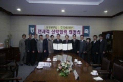 선문대학교(총장 김봉태)와 한국생산성본부(본부장 강기영)이 28일 선문대 총장실에서 협약식을 체결하고 관계자들과 포즈를 취하고 있다