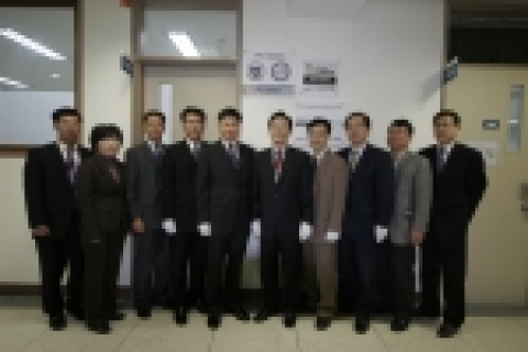 선문대학교(총장 김봉태)와 한국생산성본부(본부장 강기영)이 28일 선문대 총장실에서 협약식을 체결하고 관계자들과 포즈를 취하고 있다