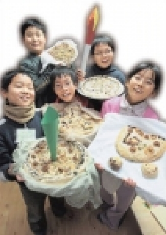 4일 서대문구 연희동 한국건강연대 교육관에서 열린 &#039;청소년을 위한 건강생활학교&#039;에 참가한 청소년들이 직접 만든 떡을 들어보이고 있다. (전영한 기자)