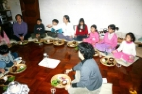 참가자들이 음식명상을 하고 있다.