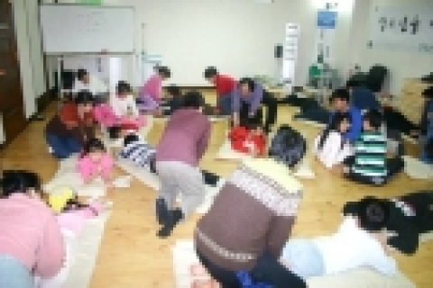 참가자들이 서로에게 약손요법을 해주고 있다.