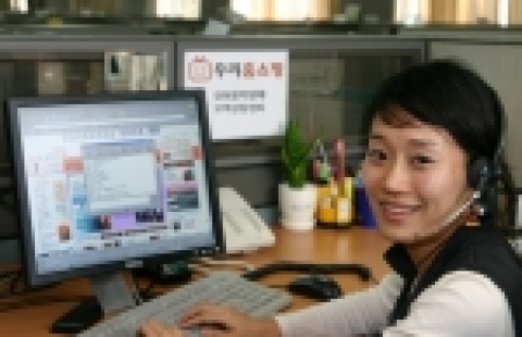 부산 연제구 거제동에 위치한 우리홈쇼핑 콜센터에서 상담원이 ‘언어·청각 장애고객 전용 상담 서비스’를 선보이고 있다.
