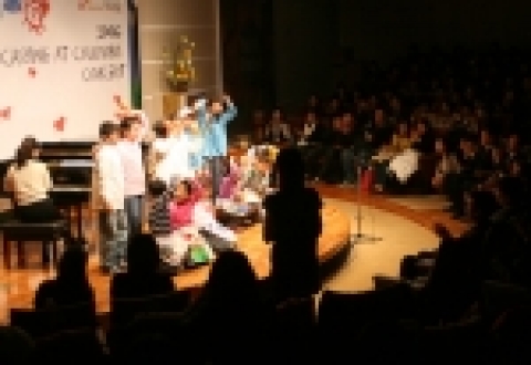 『Caring at Columbia』에 참여했던 청소년들의 공연모습