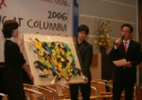 프로그램 결과 발표회 중 진행된 청소년들의 미술작품 경매 행사