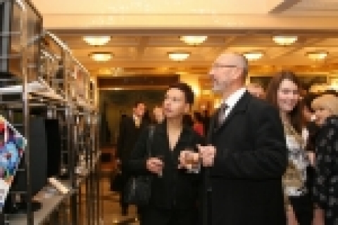 행사에 참가한 러시아인들이 삼성 LCD TV를 관람하고 있다.    