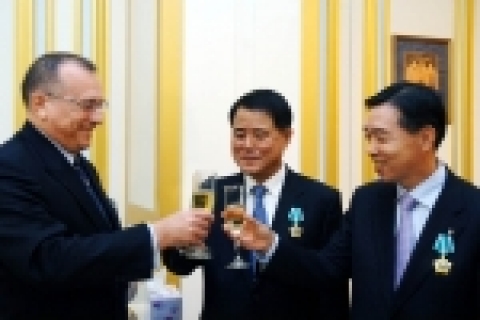 김쌍수 부회장(가운데)이 1일 중구 정동 러시아대사관에서 글레브 이바쉔초프 주한 러시아 대사(왼쪽)로부터 친선훈장을 받은 후 한러 우호 증진을 위해 건배하고 있다.