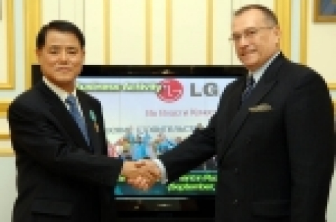 김쌍수 부회장(왼쪽)이 1일 중구 정동 러시아대사관에서 글레브 이바쉔초프 주한 러시아 대사(오른쪽)로부터 친선훈장을 받은 후악수하고 있다.