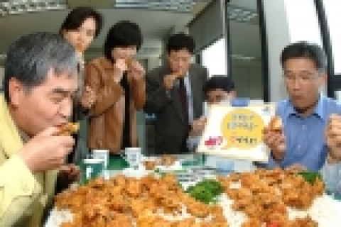 최근 AI(조류인플루엔자)사태로 닭고기 소비가 급감하면서 어려움에 처한 양계 농가를 돕기 위해 산림청이 '닭고기 소비촉진 캠페인'을 전개하고 있는 가운데 1일 오