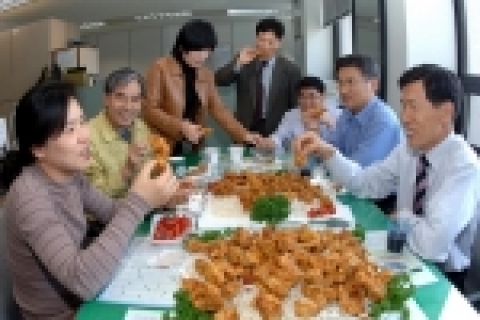 최근 AI(조류인플루엔자)사태로 닭고기 소비가 급감하면서 어려움에 처한 양계 농가를 돕기 위해 산림청이 '닭고기 소비촉진 캠페인'을 전개하고 있는 가운데 1일 오