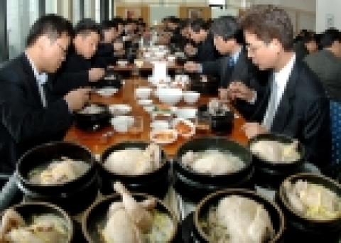 1일 점심시간, 산림청 직원들이 직원식당에서 점심식사로 제공된 삼계탕을 즐기며 ‘닭고기 소비촉진 캠페인’에 동참하고 있다. 
