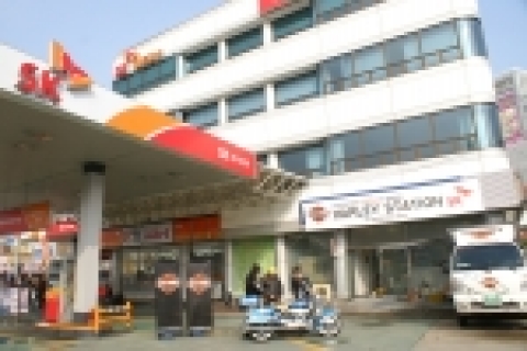 할리데이비슨 코리아와 SK주식회사는 12월 1일 충청북도 청주소재 SK 우암 주유소에서 할리데이비슨 이동정비서비스를 겸한 ‘할리 스테이션 (HARLEY STATION)’ 1호점 오