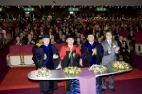 포스텍이 개교 20주년을 맞아 세계 최고 수준의 연구중심대학으로의 도약을 위해 영문 교명 ‘POSTECH'을 응용한 새로운 UI(대학 이미지) 선포를 하고 있는 박찬모 총